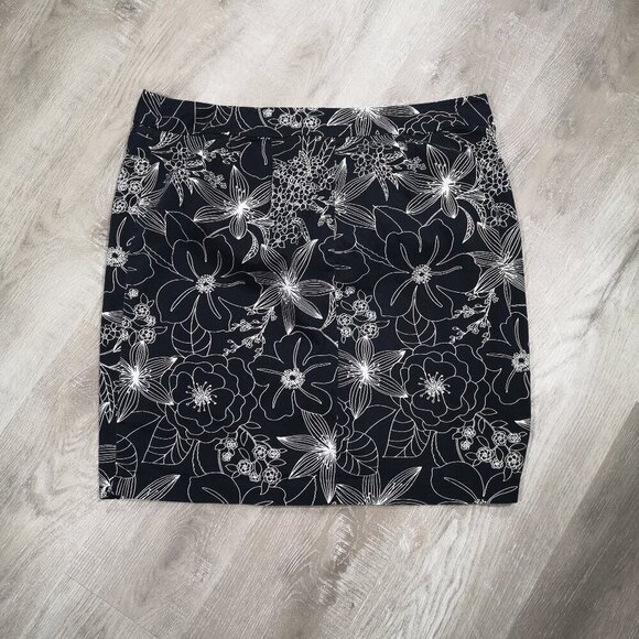 Encore Dresses & Skirts - Encore Ladies Size 18 Black & White Flower Patterned Straight Fit Skirt